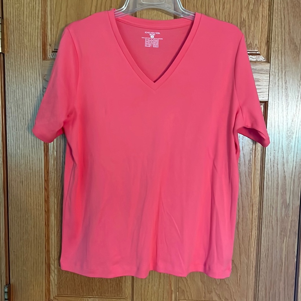 Jones New York melon-colored v-neck tee 1X
